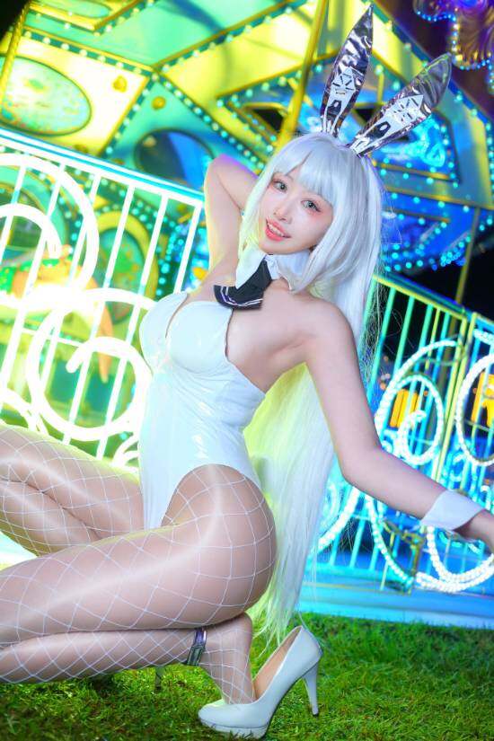 美女推主的兔女郎 Cos，黑絲肉腿迷人