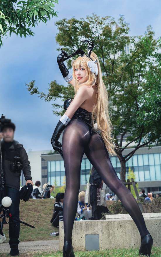 美女推主的兔女郎 Cos，黑絲肉腿迷人宣傳圖2