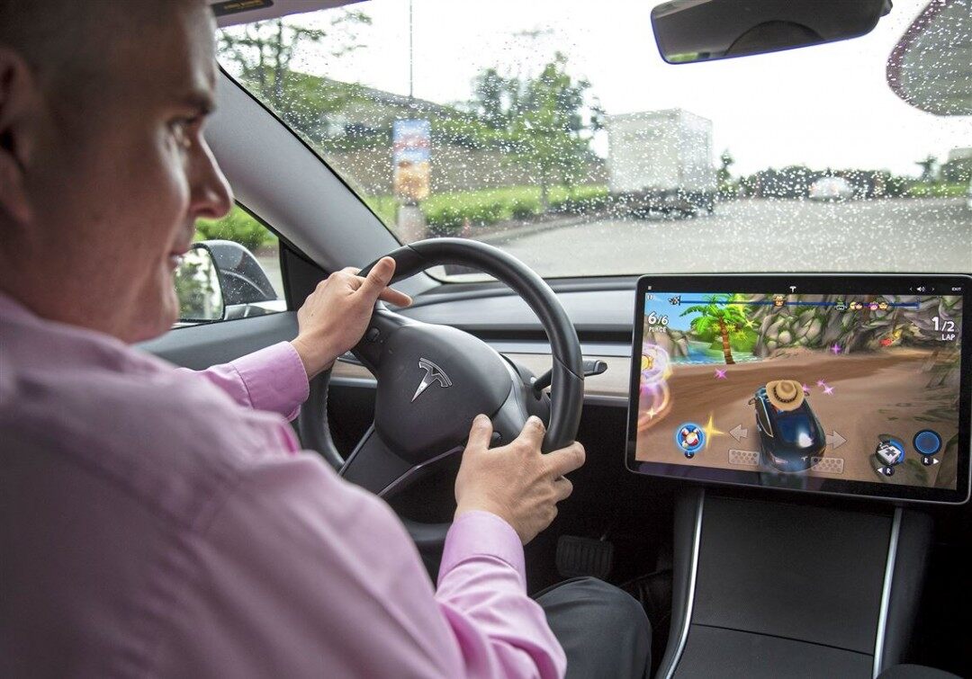 無證司機高速飆車，竟還玩手機游戲！