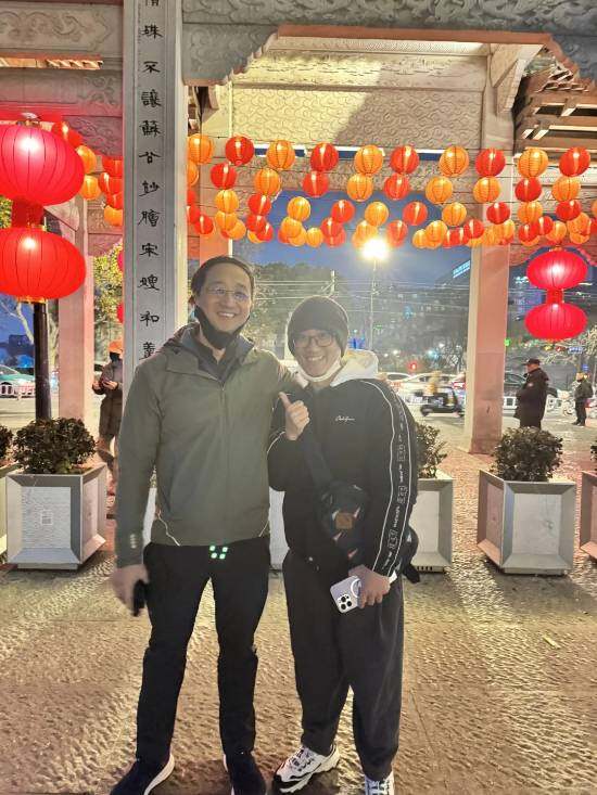 游戲大神馮驥街頭被偶遇，襠部綠光引網(wǎng)友熱議！