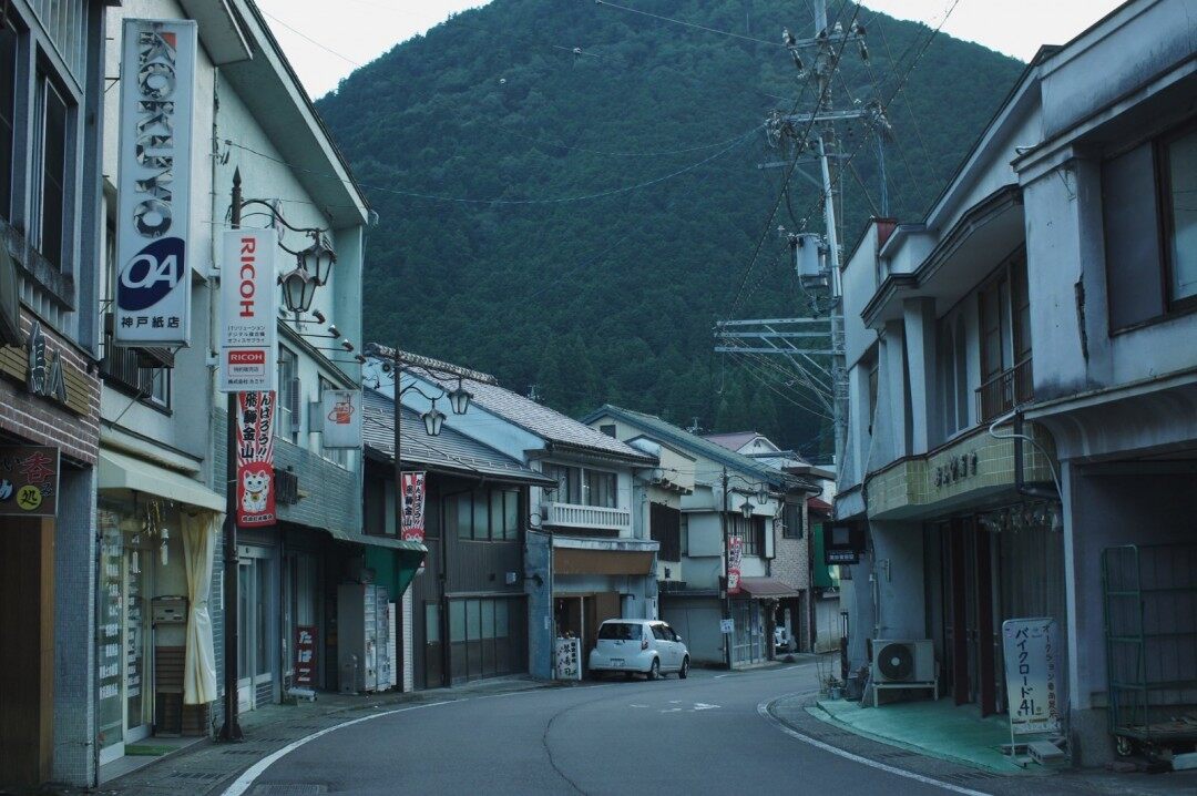 《寂靜嶺f》場景原型分析：昭和時(shí)代金山町恐怖游戲地理考據(jù)