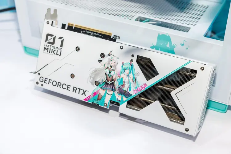 華碩顯卡RTX50系列深度評測 | 初音未來聯(lián)名款打造二次元電競裝備新標桿宣傳圖3
