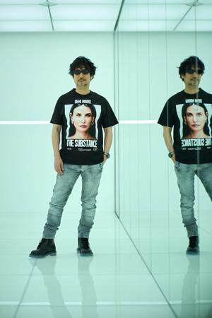 小島秀夫跨界代言《The Substance》聯(lián)名T恤：恐怖懸疑電影周邊5月16日發(fā)售宣傳圖2