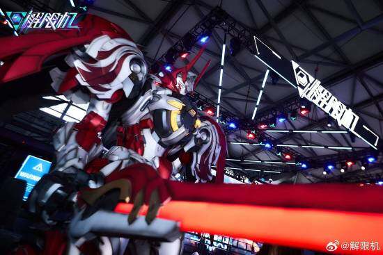 《解限机》官方晒CJ返图！真人COS机甲超帅气宣传图2